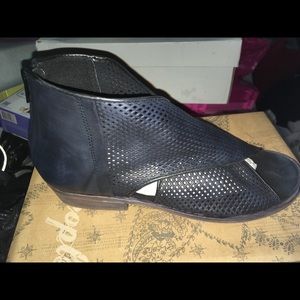 Black shoes open toe